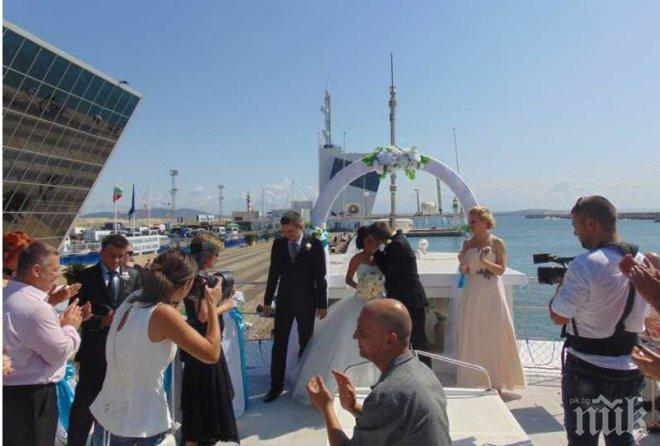 Влюбени се венчаха на кораба Анастасия в Бургас