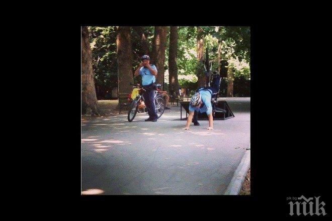 Уникален кадър в движение от Варна! Полицай падна с колелото в Морската градина
