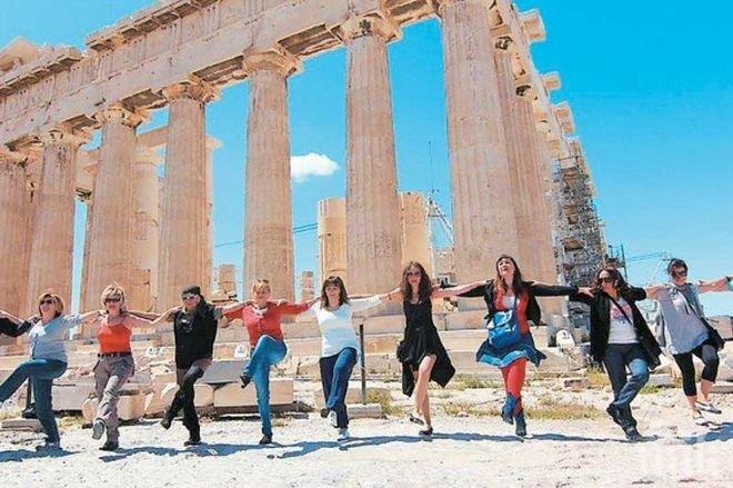 Гърция пак ни надцака! Туристите им растат – гонят рекорд