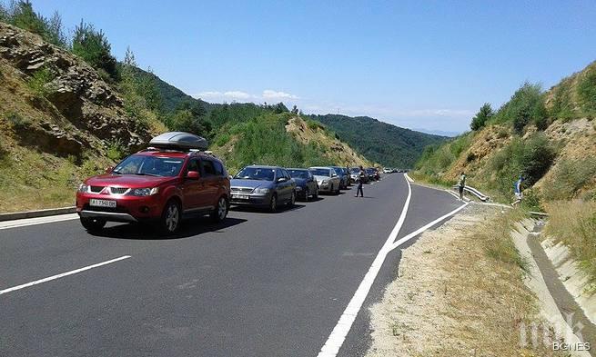 Километрични опашки пред ГКПП Маказа и днес