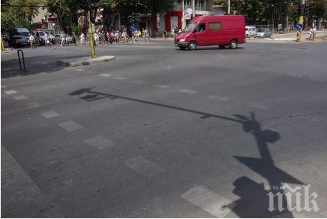 Само месец, след като положиха новата маркировка в центъра на Варна, няма и следа от нея (снимки)