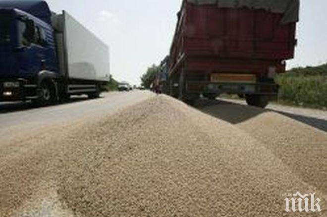 ТИР със зърно е катастрофирал край Варна