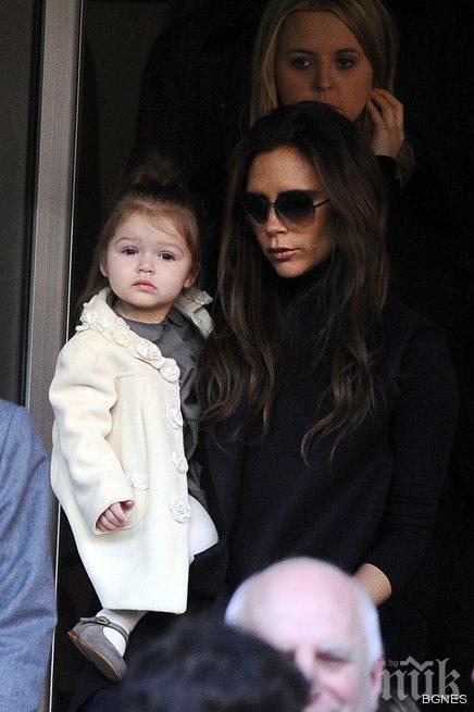 Семейство Бекъм още дават биберон на 4-годишната си дъщеря