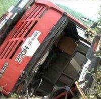 Камион катастрофира в Прохода на Републиката, превозва 20 тона течен сапун 