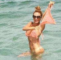 Шефката на силиконките остана без гащи в морето