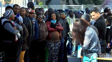 гръцки остров разрешават бежанците седят пейките