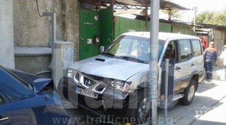 млад шофьор помете ограда къща барабар стопанина