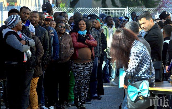 На гръцки остров не разрешават на бежанците да седят по пейките 