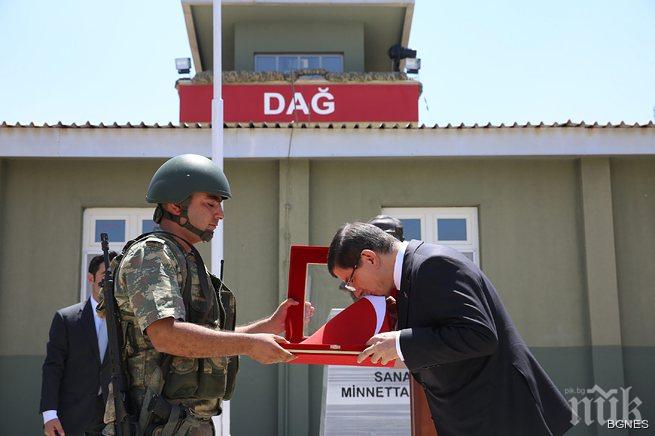 Давутоглу: Настояваме за зона за сигурност в северна Сирия