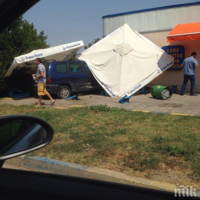 ИЗВЪНРЕДНО и САМО В ПИК! Зрелищно меле на пътя, автомобил помете микробус, той се вряза в кафене на бензиностанция, пълно с деца (снимки)
