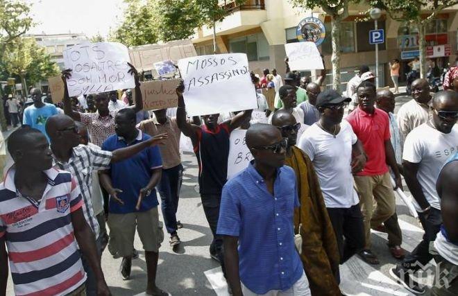 Напрежението в Испания ескалира! 24 са ранени при бурен протест на африканци