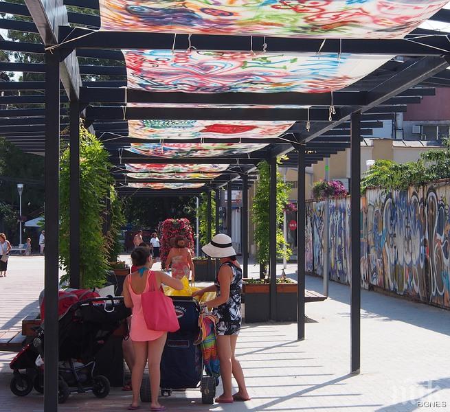 Сух фонтан и рисувана шарена сянка за варненци