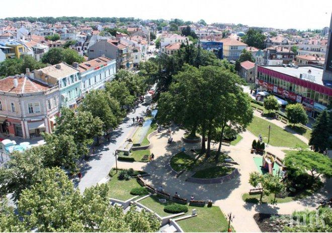 Накити от три века са част от изложбата „Съкровища от старите ракли”, която гостува в Морското казино в Бургас