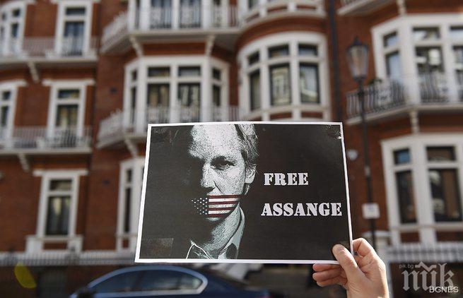 Снемат част от обвиненията срещу Асанж