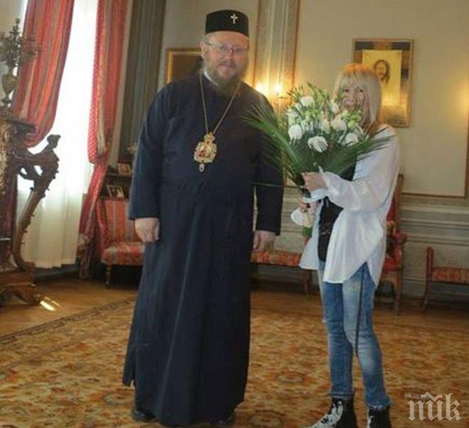Първо в ПИК! Лили със скъсани дънки при Русенския митрополит - скандализира миряни по кецове и прозрачна блузка (снимки)
