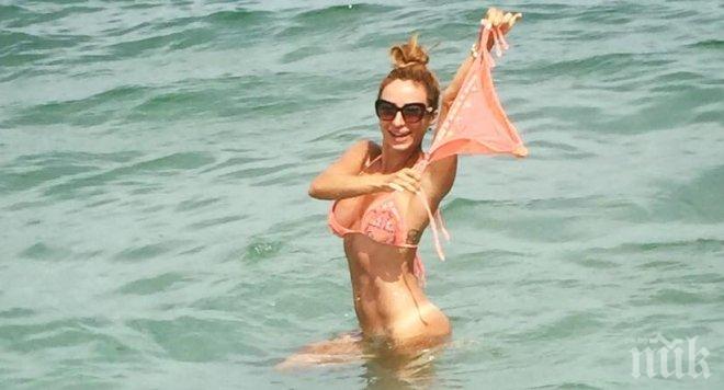 Шефката на силиконките остана без гащи в морето