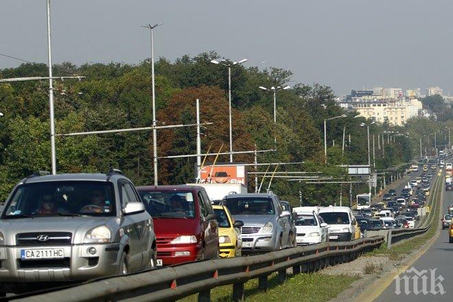 Лека катастрофа на Пикадили парк във Варна причини километрично задръстване Лека катастрофа на Пикадили парк във Варна причини километрично задръстване