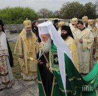 Патриарх Неофит отслужи литургия в Троянския манастир за Голяма Богородица