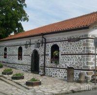 Уникален храм отново отваря врати в Добринище, жители и гости на курбан на празника на църквата