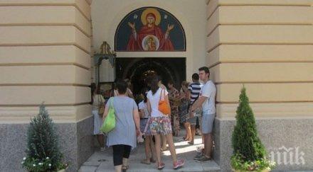 даряват чудотворна икона пловдивската митрополия
