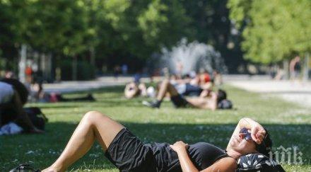 неделя жега температурите удрят 39° полунощ пълен обрат идват гръмотевични бури