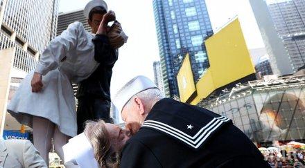 200 двойки целунаха таймс скуеър