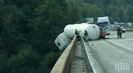 спукана гума преобърнала цистерната хемус шофьорът виси прозореца опасност взрив обновена снимка