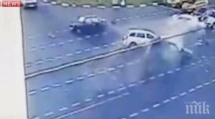 зрелищна катастрофа четири коли помля хора автомобили видео