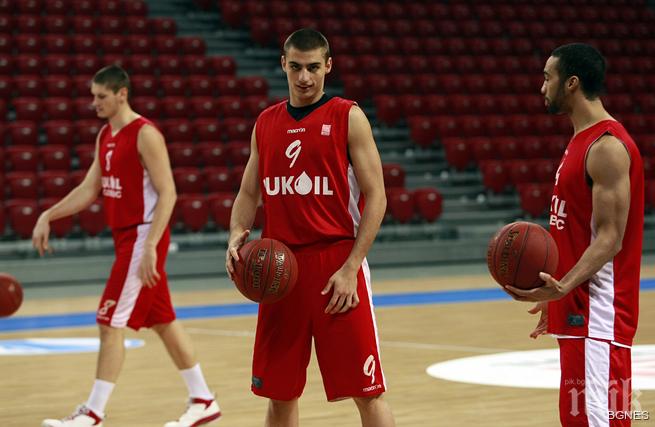 Лукойл Академик сключи нов договор с Николай Грозев