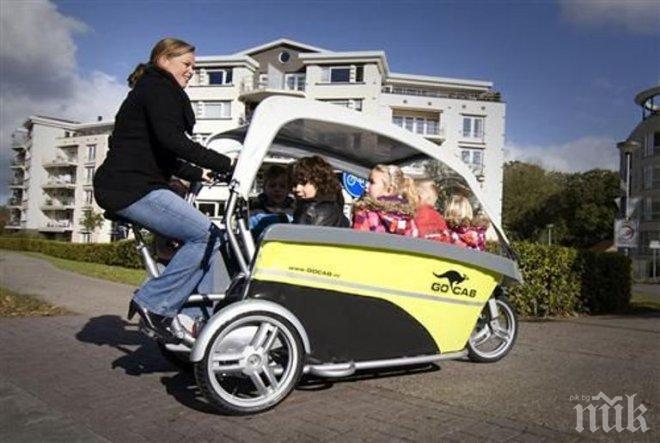 Нова мода! Велотаксита кръстосват Брюксел
