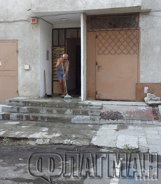 Горя покривът на кооперация в Бургас (снимки)