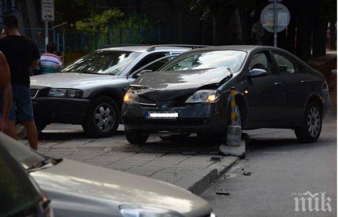 Адска катастрофа в центъра на Варна! Колите са качени на тротоара (снимки)