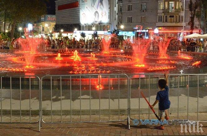 Светлини над залива във Варна по случай празника на града (видео)