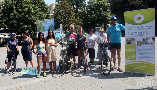 Участниците във велосипедна обиколка на България в подкрепа на болните от Хънтингтън финишираха пред Св. Неделя