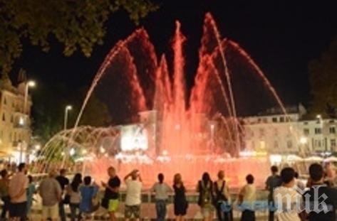 Водно светлинно шоу правят на централния фонтан във Варна