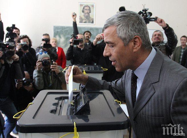 Сръбски политик, обвинен за военни престъпления, влезе в болницата