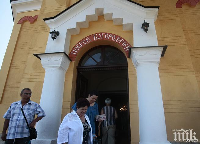 ПИК TV: Стотици вярващи запалиха свещ в Кремиковския манастир