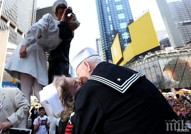 200 двойки се целунаха на Таймс скуеър