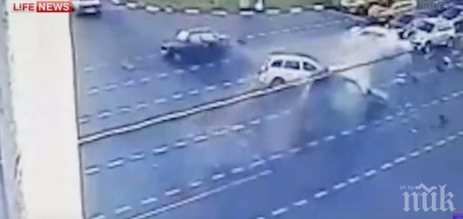 Зрелищна катастрофа на четири коли помля хора и автомобили (видео)
