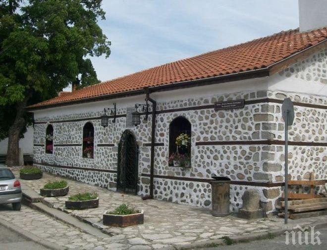 Уникален храм отново отваря врати в Добринище, жители и гости на курбан на празника на църквата