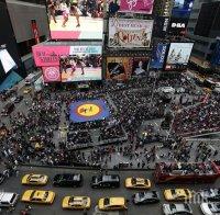 Жени по монокини изкарват пари на 