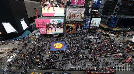 жени монокини изкарват пари таймс скуер йорк