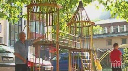 абсурд лъки разрушават детска площадка направят барака дърва