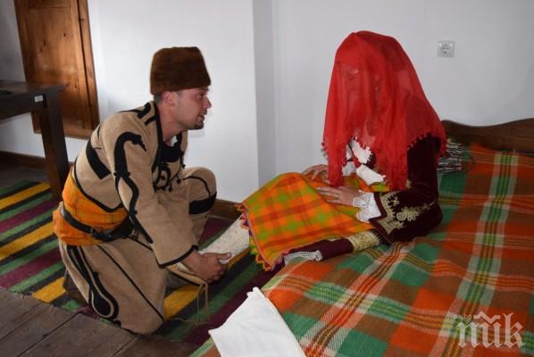 Младоженци спретнаха традиционна родопска сватба в Смолян (снимки)
