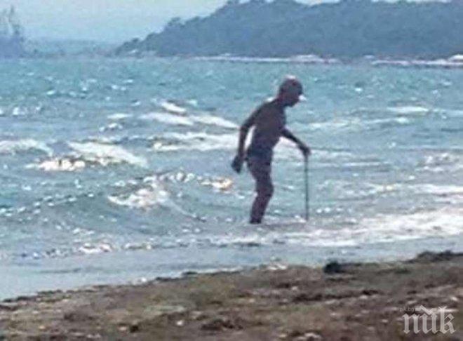 Когато годините са само цифра! Дядо се гмурна с бастуна си край Бургаските солници
