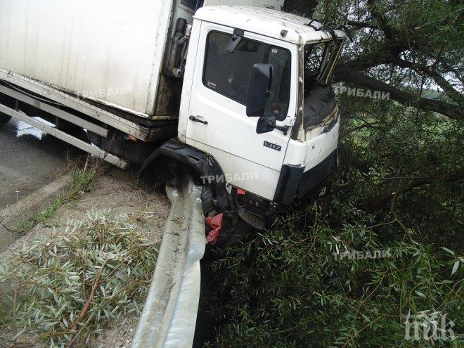 Камион блокира трафика по АМ Тракия в посока София