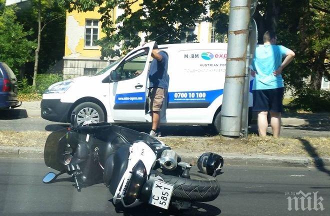 Карък! Моторист самокатастрофира в Бургас, счупи си ръката
