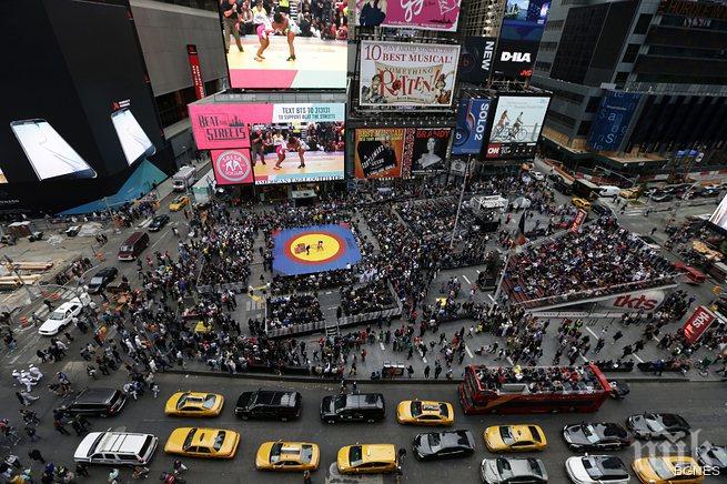 Жени по монокини изкарват пари на Таймс скуер в Ню Йорк