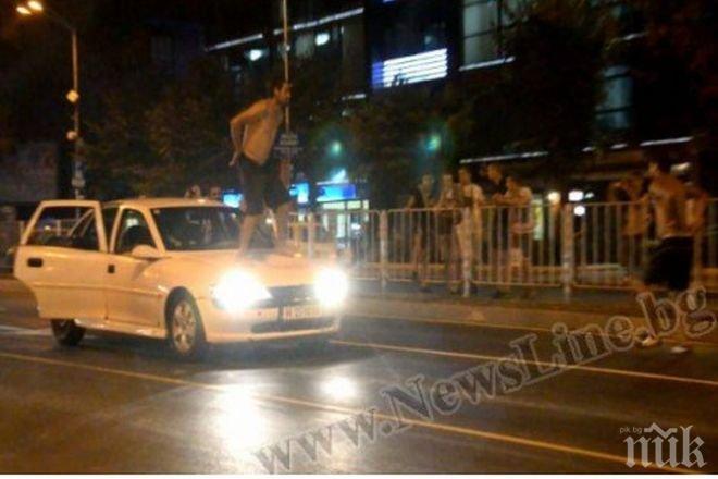 Петима полуголи мъже буйстваха в центъра на Варна през нощта, полицията едва ги озапти (снимки)