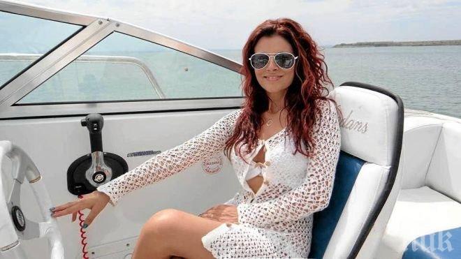 Първо в ПИК! Известна фолк певица зарязва чалгата - става капитан на кораб!